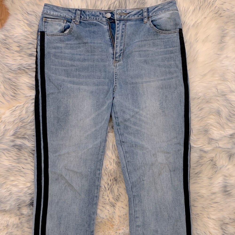 Light blue denim high-waisted boyfriend jeans